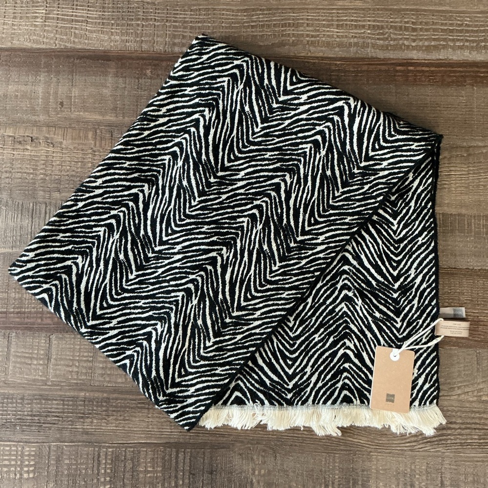 Look by M Common Knit Zebra Pattern Scarf